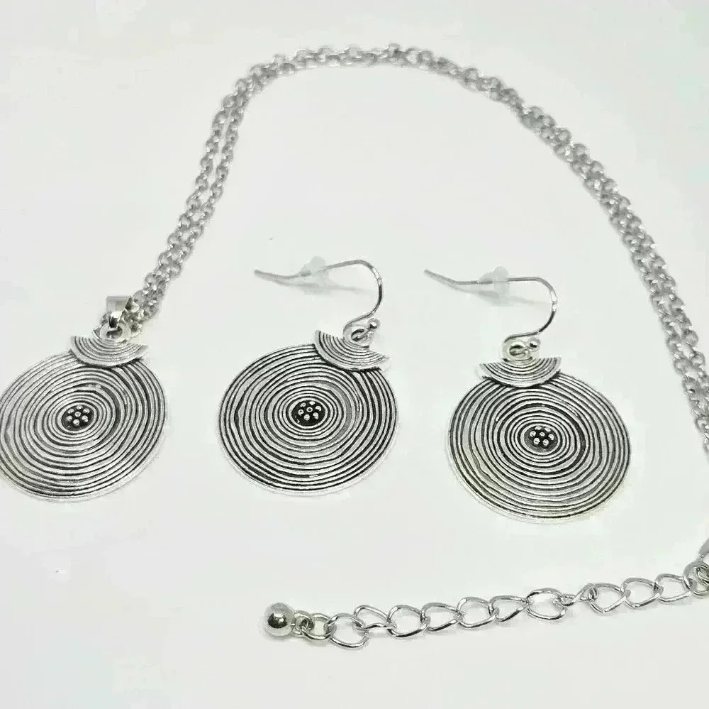 NWOT Exquisite Earrings and Necklace Set - Picture 4 of 5